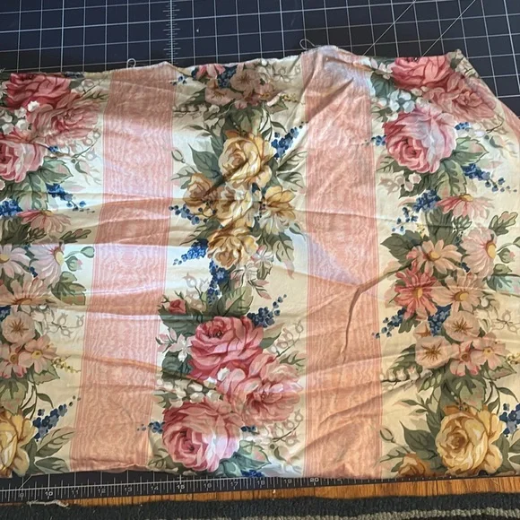 33” x 54” remnant vintage floral cotton sateen - Picture 2 of 2